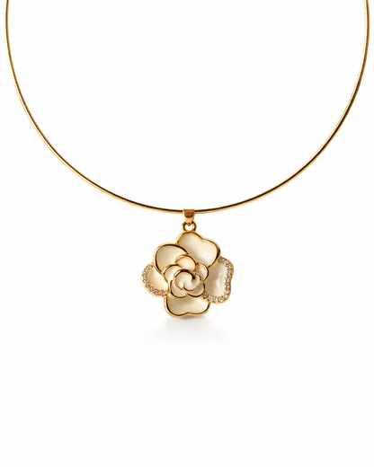 ✨conjunto choker aro pingente flor resinado e detalhe cravejado banhado