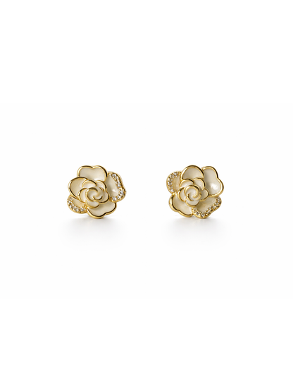 ✨Brincos flor resinado e detalhe cravejado banhado